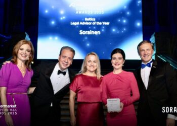 „Sorainen“ atstovai Laimonas Skibarka, Eva Berlaus ir Pireta Džesė (Piret Jesse) su „Mergermarket“ atstovais apdovanojimų iškilmėse Londone