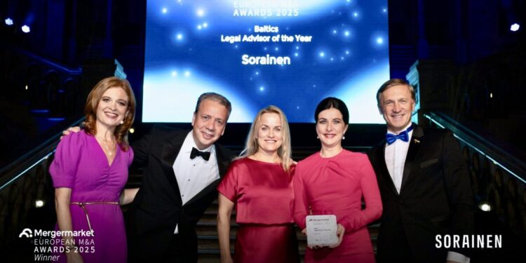 „Sorainen“ atstovai Laimonas Skibarka, Eva Berlaus ir Pireta Džesė (Piret Jesse) su „Mergermarket“ atstovais apdovanojimų iškilmėse Londone