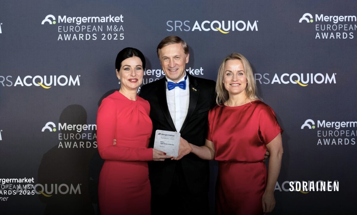„Sorainen“ atstovai Laimonas Skibarka, Eva Berlaus ir Pireta Džesė „Mergermarket“ apdovanojimų iškilmėse Londone