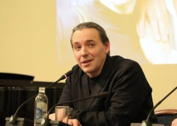 K. Smoriginas su šypsena atsakinėja į prof. V. Prudnikovo klausimus