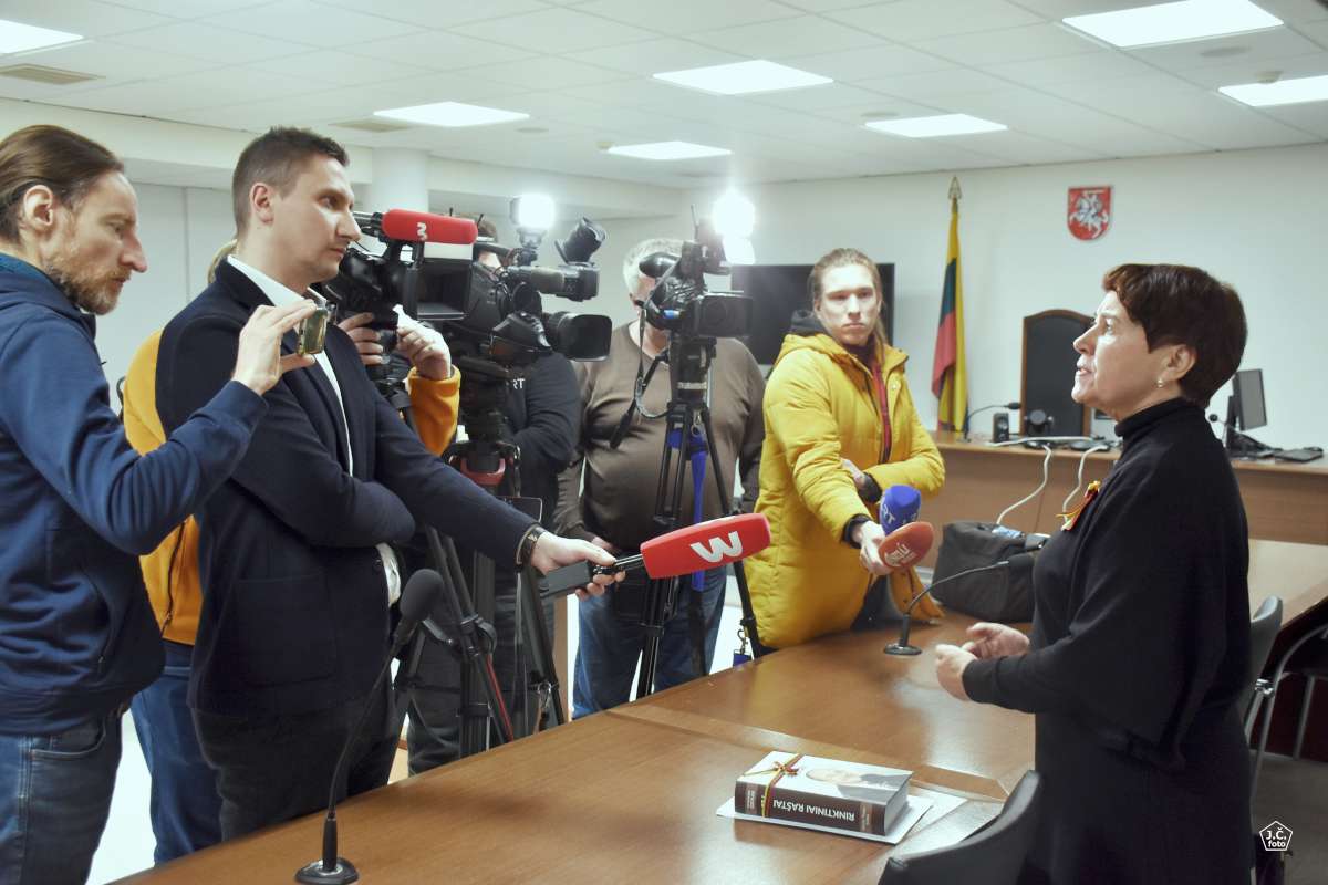 Alina Laučienė kalba su žurnalistais 