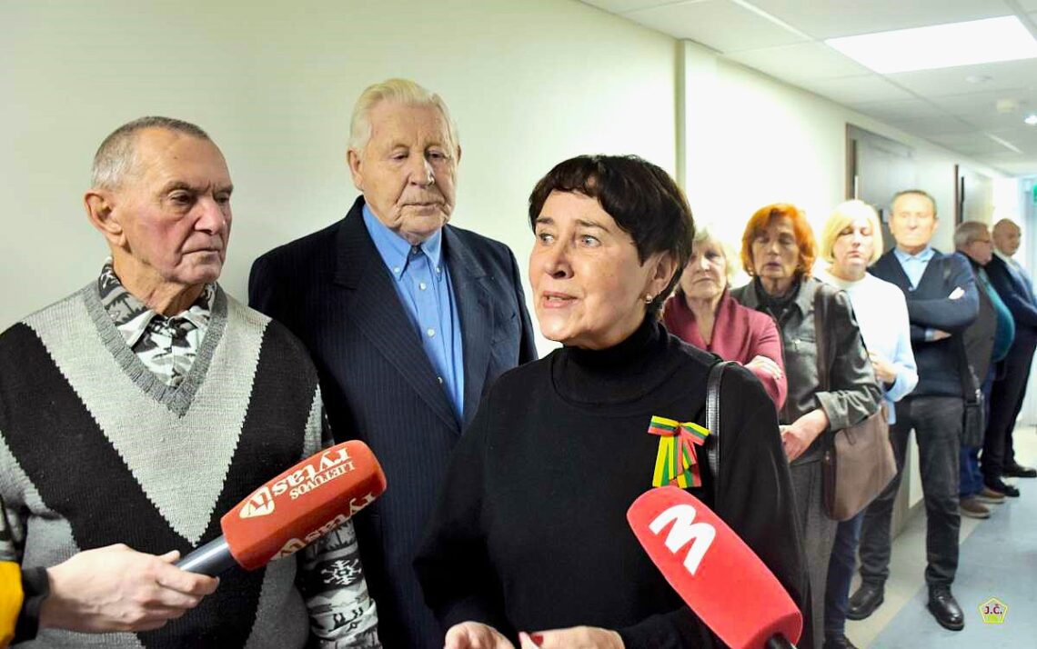Alina Laučienė kalba su žurnalistais