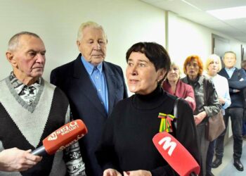 Alina Laučienė kalba su žurnalistais