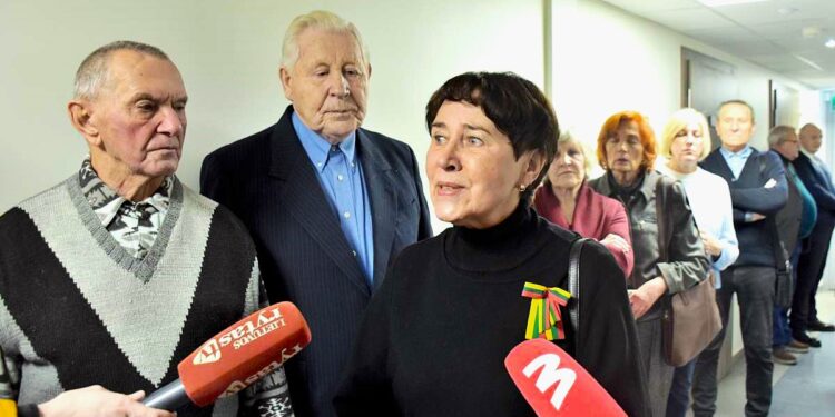 Alina Laučienė kalba su žurnalistais