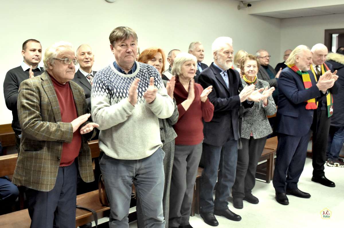 Mokytojos Alinos Laučienės palaikytojai ploja po teismo nutarties paskelbimo