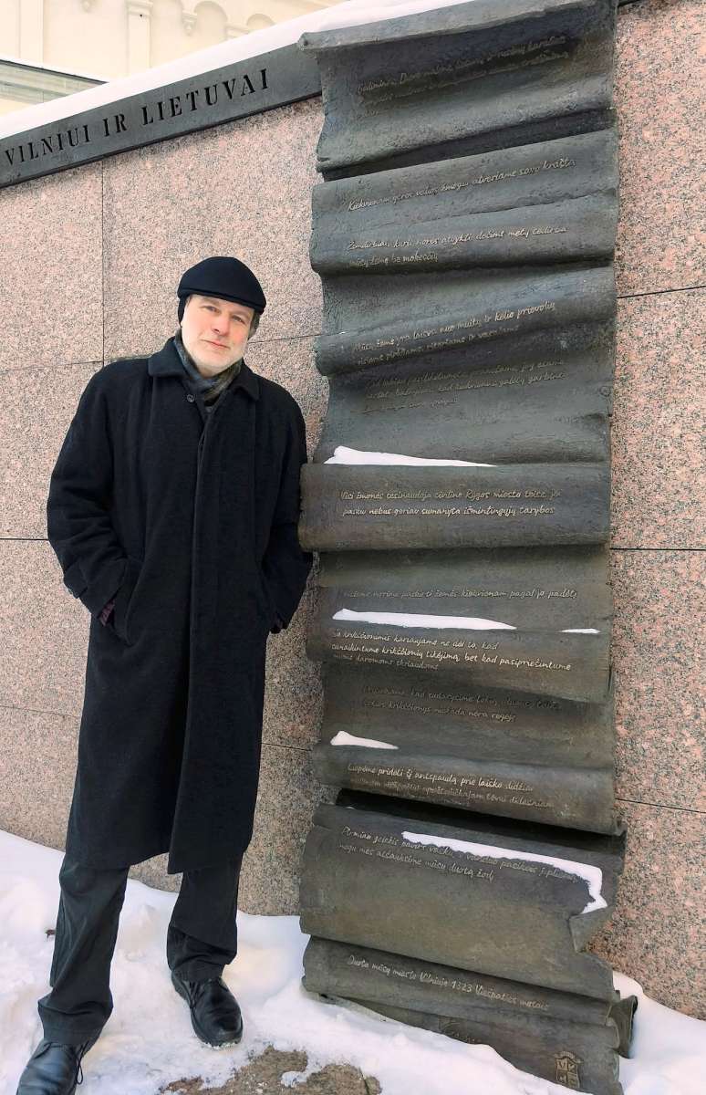 Darius Kuolys prie Gedimino laiškui skirtos M. Gaubo lentos Vilniuje