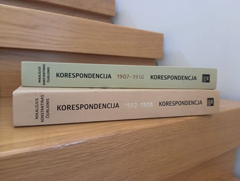 „Mikalojus Konstantinas Čiurlionis. Korespondencija“.&nbsp;Dvitomis visos M. K. Čiurlionio korespondencijos leidinys lietuvių ir lenkų kalbomis. Autoriai - Radoslavas Okulič-Kozarynas, Nijolė Adomavičienė, Petras Kimbrys