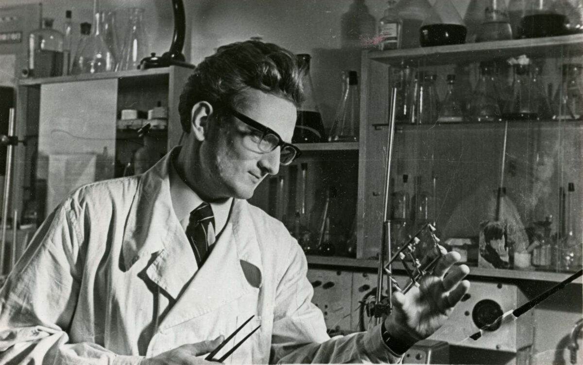 Mokslų akademijos Biochemijos instituto darbuotojas, chemijos mokslų kandidatas M. Šalkauskas. 1975 m.