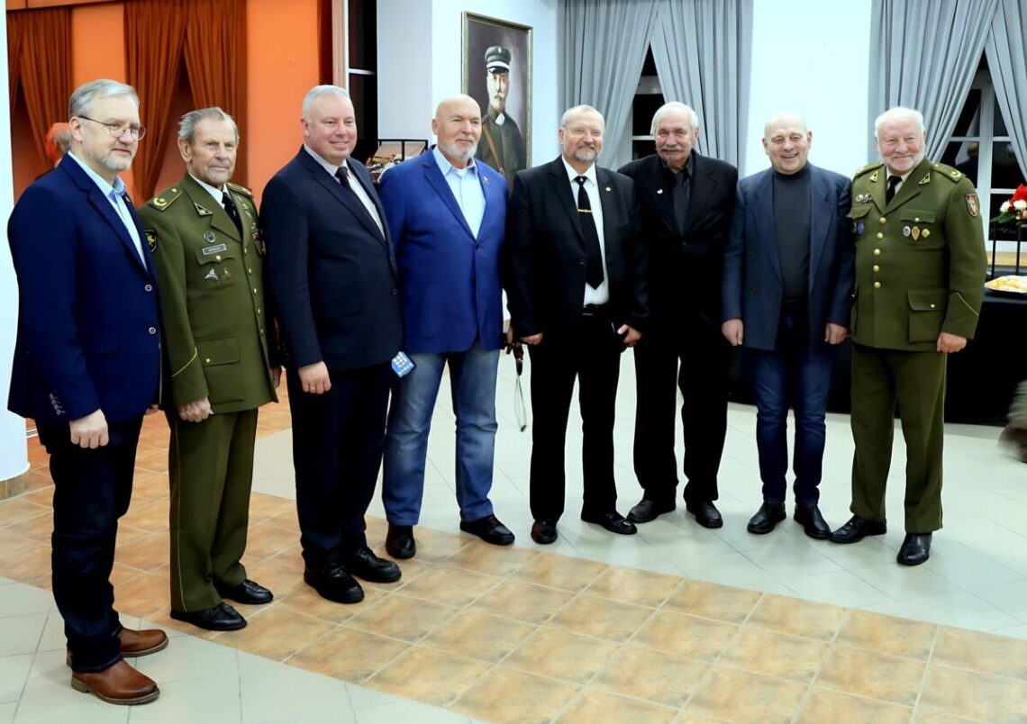 Nepriklausomybės gynėjas Gintas Vilkelis (ketvirtas iš kairės) su bendraminčiais