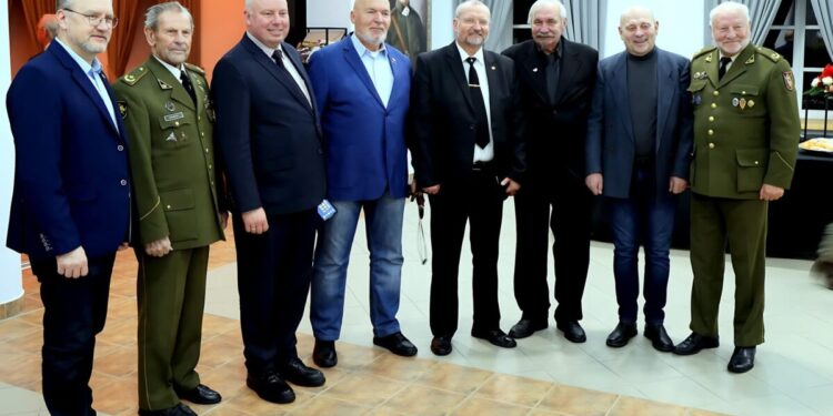 Nepriklausomybės gynėjas Gintas Vilkelis (ketvirtas iš kairės) su bendraminčiais