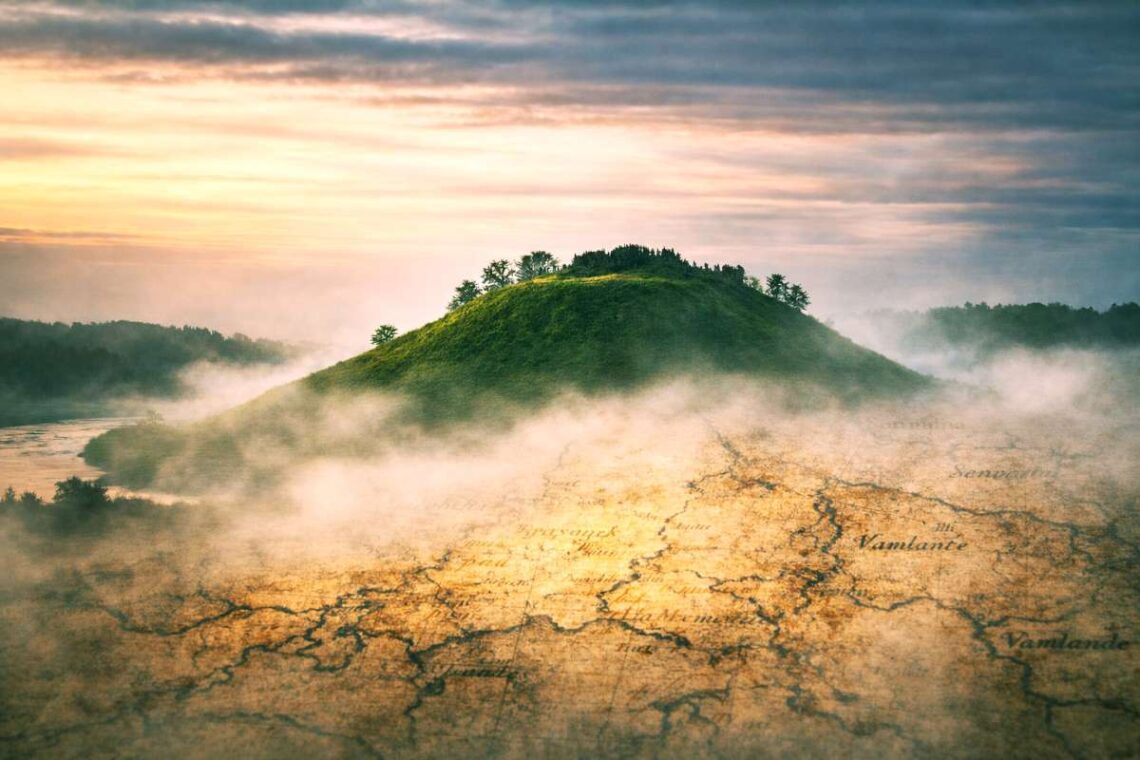 Piliakalnis rūke, iš kurio prasikalą senasis žemėlapis – simbolinis vaizdas svarstant, ar Lietuva galėjo gimti „tuščioje vietoje“