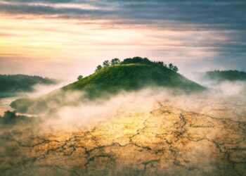 Piliakalnis rūke, iš kurio prasikalą senasis žemėlapis – simbolinis vaizdas svarstant, ar Lietuva galėjo gimti „tuščioje vietoje“