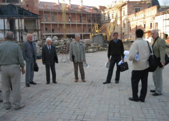 Tyrėjai ir projektuotojai atkuriamų Valdovų rūmų kieme