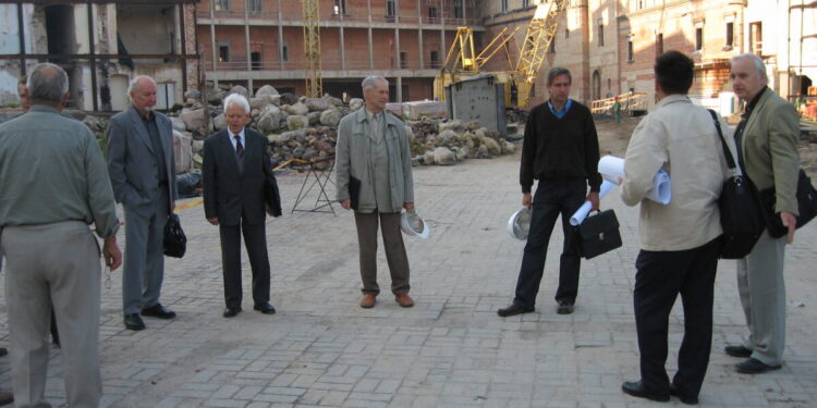 Tyrėjai ir projektuotojai atkuriamų Valdovų rūmų kieme