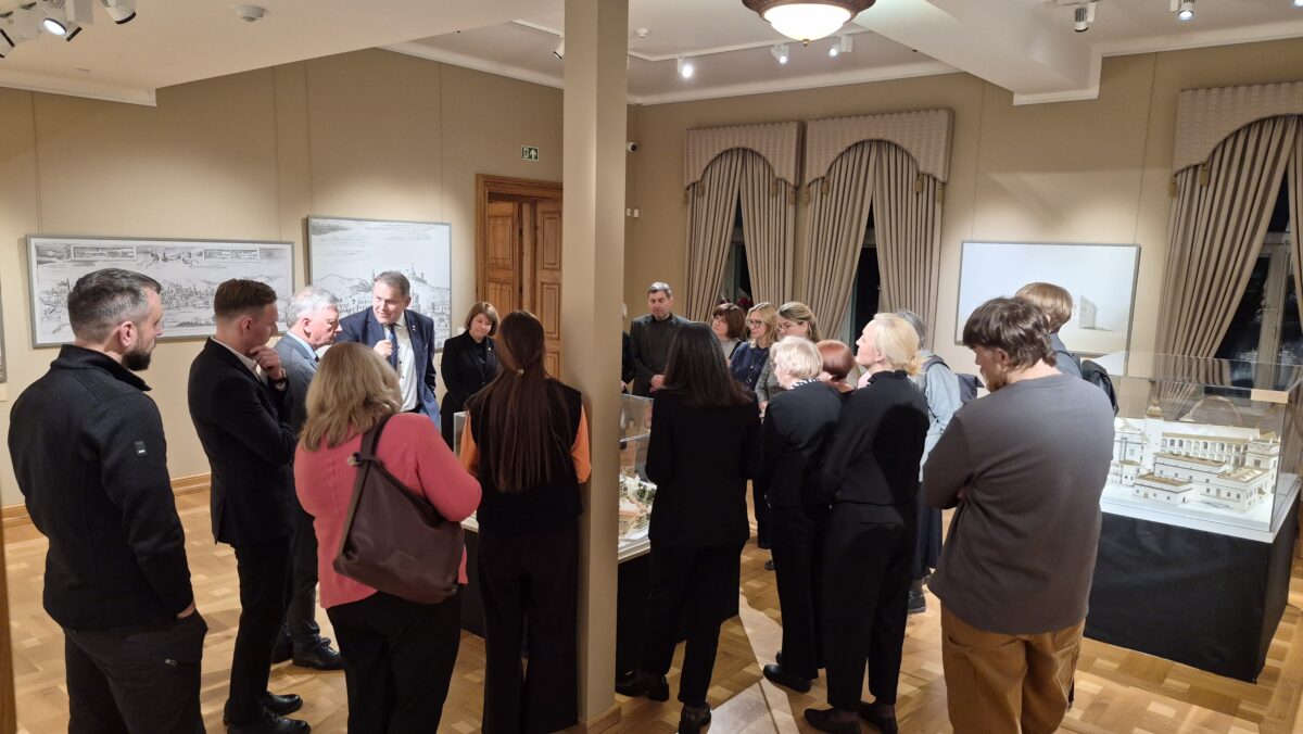 Vilniaus pilių ikonografijos paroda Plungėje 