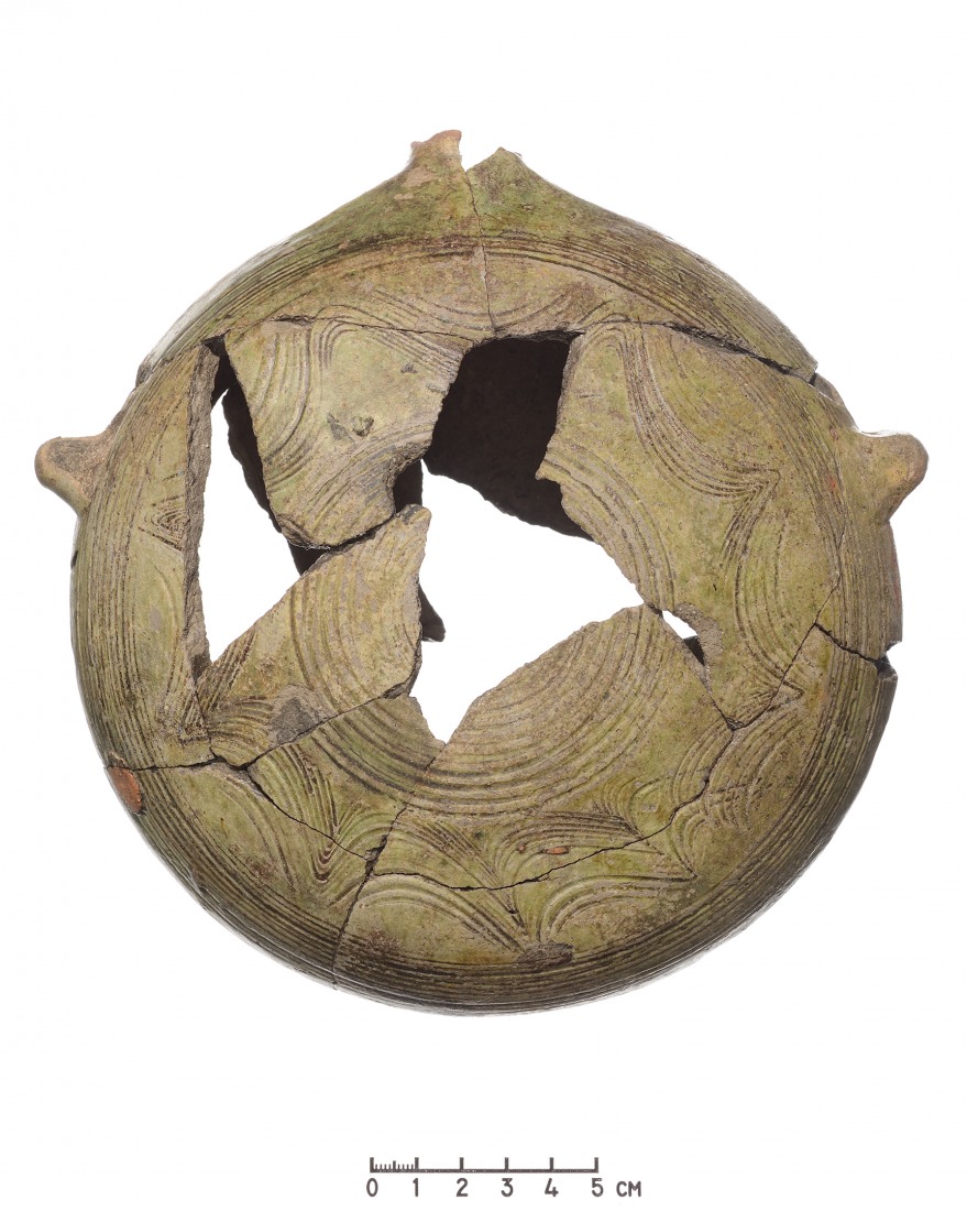 Tautavičius A., Urbanavičius V. Vilniaus Žemutinės pilies rūmų teritorijos 1995 m. archeologinių tyrimų ataskaita, Vilnius, 1996, radinio inv. Nr. 1372 