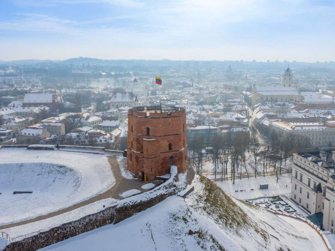 Gedimino pilies bokšte Lietuvos trispalvė