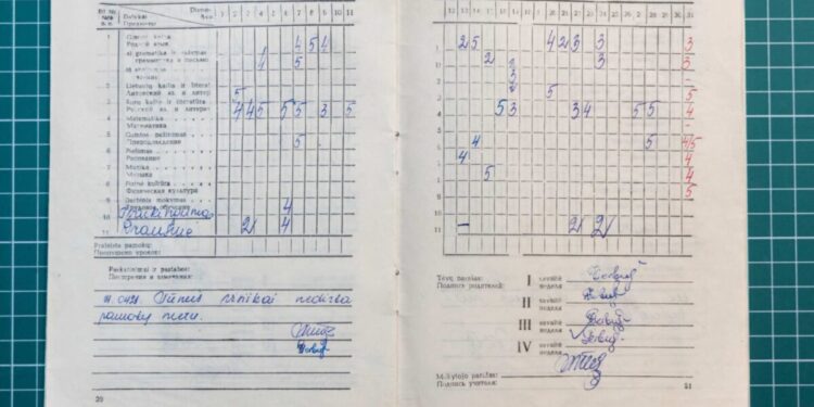 Vilniaus 43-osios vidurinės mokyklos pirmoko Dariaus Gerbutavičiaus pažymių knygelė