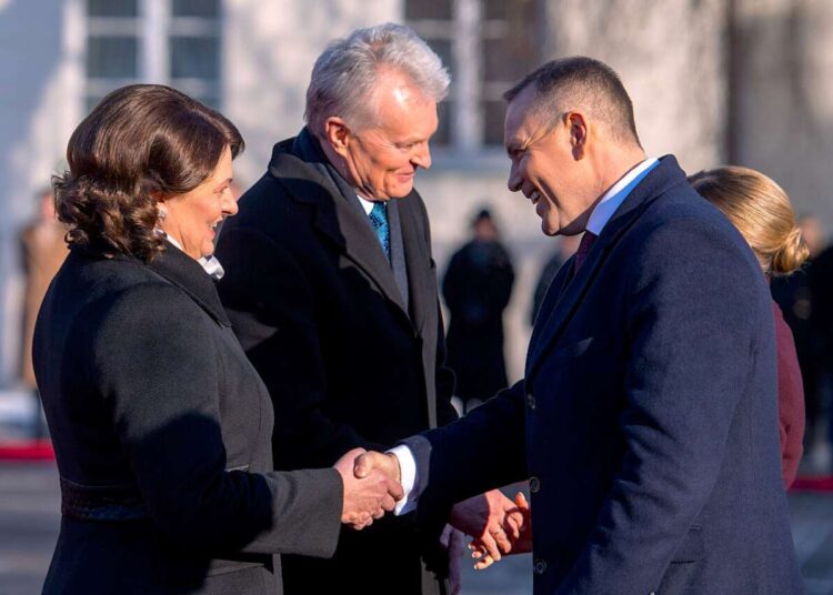 Gitanas ir Diana Nausėdos pasitinka Lenkijos prezidentą Karolį Navrockį | lrp.lt, R. Dačkaus nuotr.