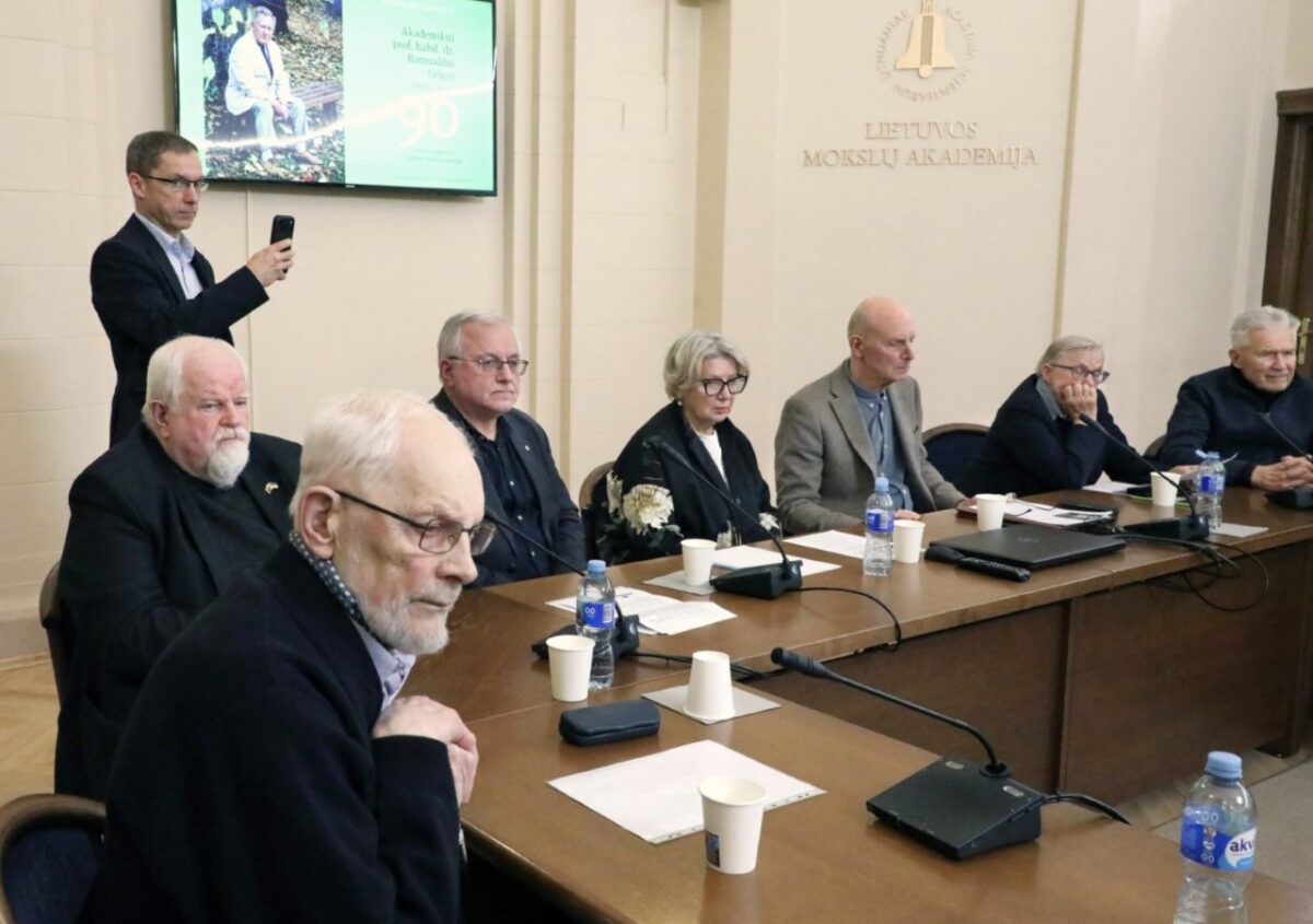 Iš kairės: akad. Vytautas Martinkus, akad. Arvydas Virgilijus Matulionis, Jonas Vaiškūnas, Zita Grigienė, akad. Domas Kaunas, akad. Viktorija Daujotytė, akad. Jurgis Vilemas 