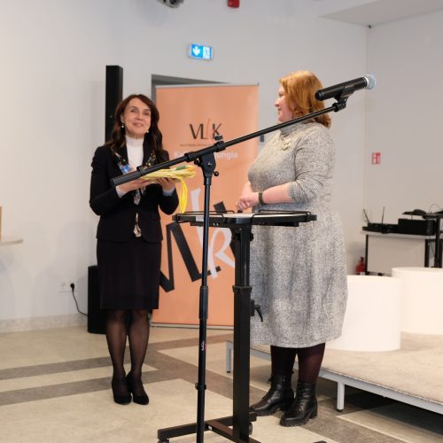 Daiva ir Violeta perduoda vėliavą