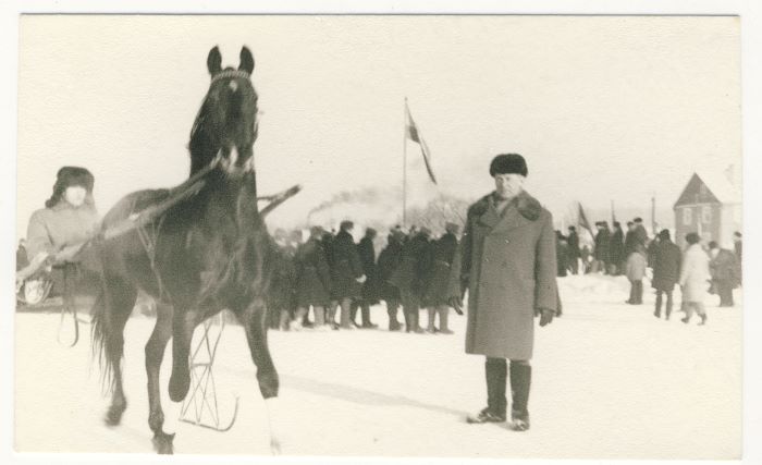 Prie žirgo stovi prof. Petras Vasinauskas. 1977 m.