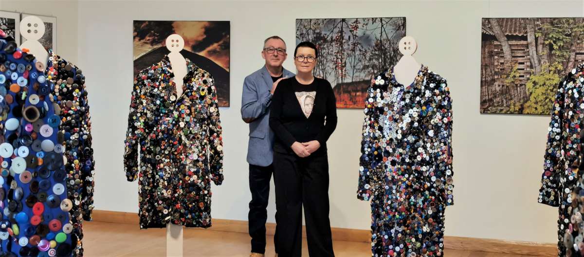 Lilija Valatkienė, Vytautas Jonas Juška stovi greta L/. Valatkienės meno kūrinių Lilija Valatkienė, Vytautas Jonas Juška stovi greta L/. Valatkienės meno kūrinių