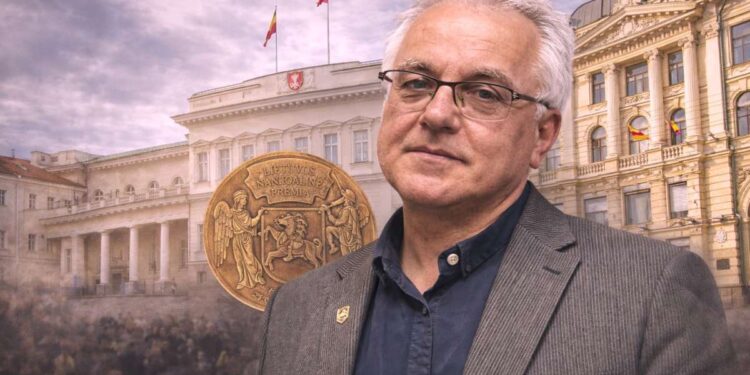 Jonas Vaiškūnas Nacionalinės filharmonijos, Prezidentūros ir Nacionalinės premijos medalio fone