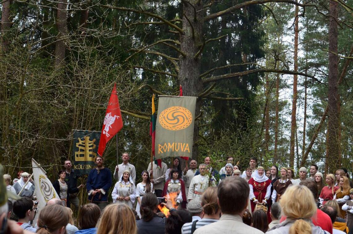 Romuva švenčia Jorės šventę ant Kulionių piliakalnio