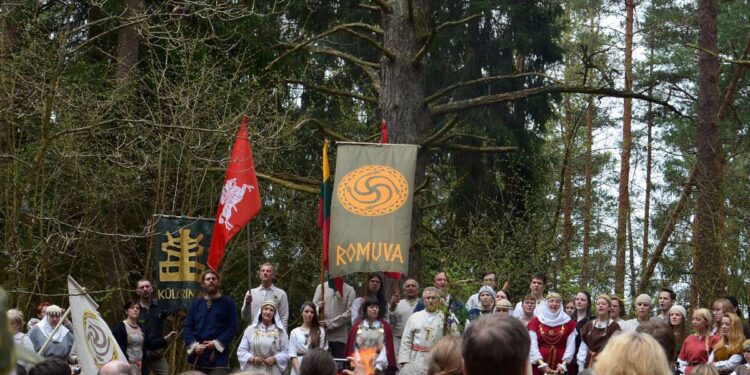 Romuva švenčia Jorės šventę ant Kulionių piliakalnio