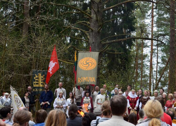Romuva švenčia Jorės šventę ant Kulionių piliakalnio