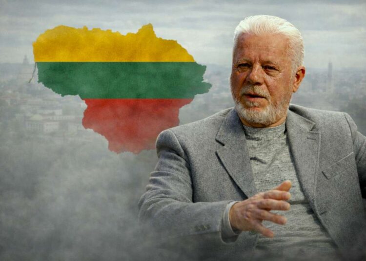 Kastytis Braziulis už nugaros Lieytuvos apybraižods...