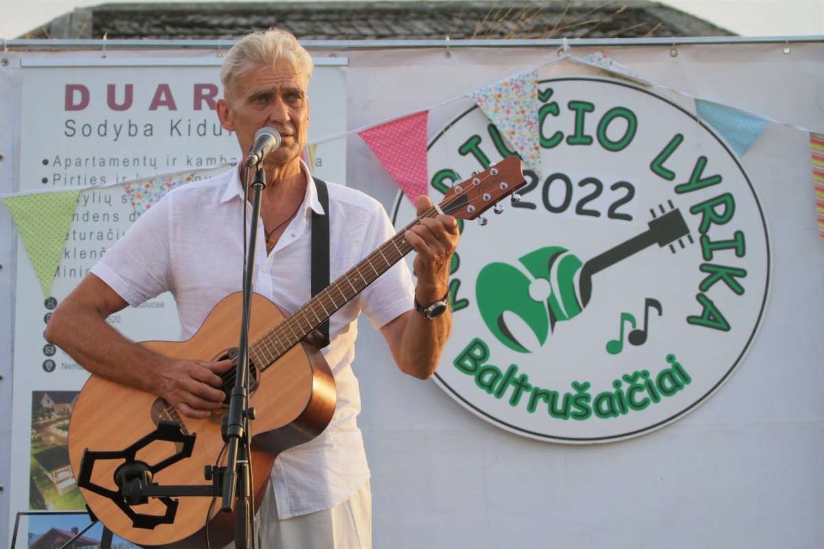 Rimantas Balsys skambina gitara 