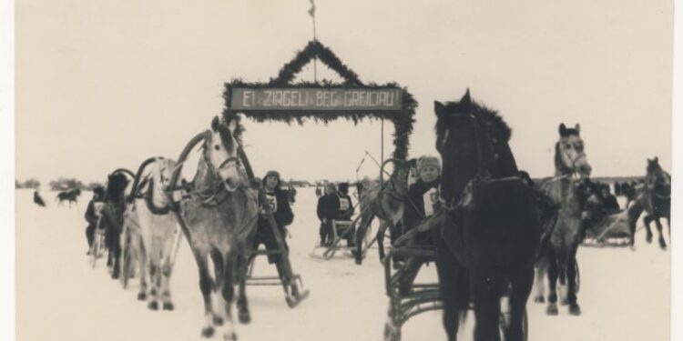 Sartų žirgų lenktynių dalyviai važiuoja garbės ratą. 1977 m. | Arklio muziejaus archyvo nuotr.