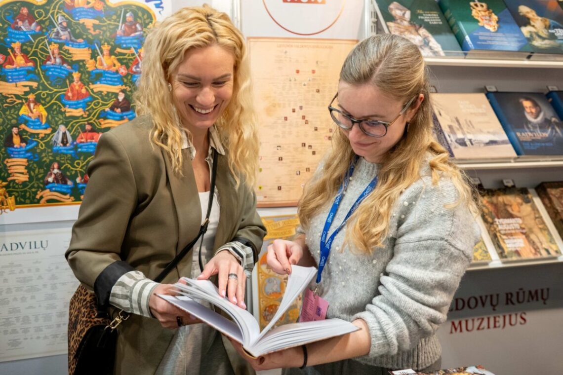 Valdovų rūmų muziejaus stendas Vilniaus knygų mugėje