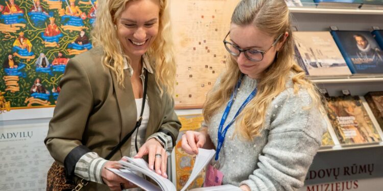 Valdovų rūmų muziejaus stendas Vilniaus knygų mugėje