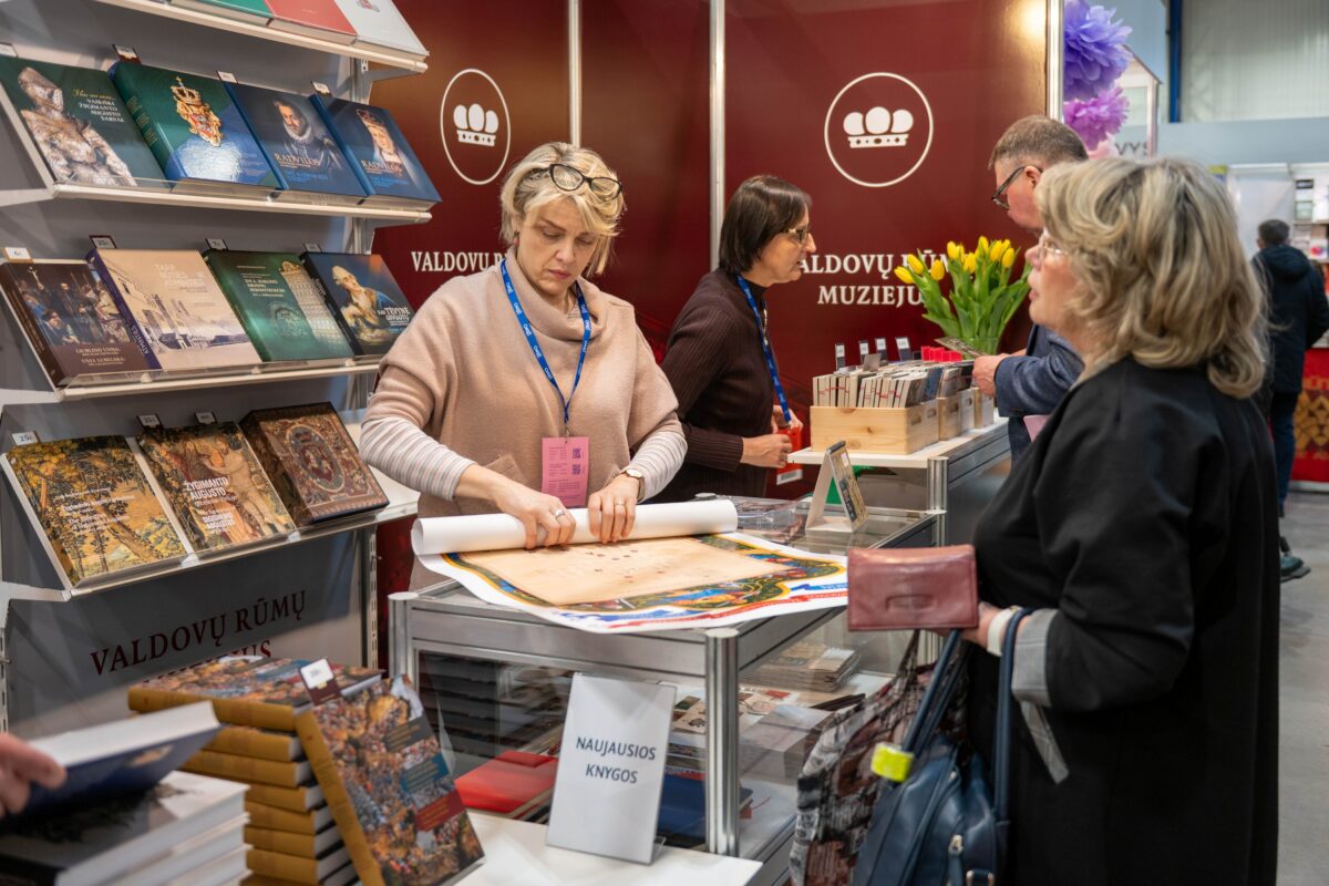 Valdovų rūmų muziejaus stendas Vilniaus knygų mugėje