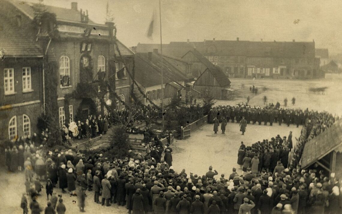 Vasaro 16-osios minėjimas prie Tauragės apskrities valdybos pastato, 1930 m. (Saugoma Tauragės krašto muziejuje „Santaka“)