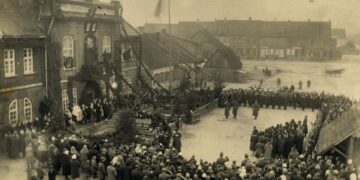Vasaro 16-osios minėjimas prie Tauragės apskrities valdybos pastato, 1930 m. (Saugoma Tauragės krašto muziejuje „Santaka“)