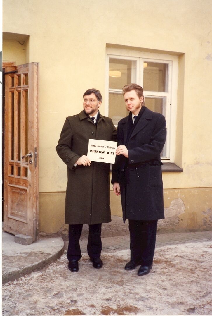 Iš kairės: Thor Pedersen ir Valdemaras Katkus prie biuro Vilniuje 1991 m. vasario 1 d.