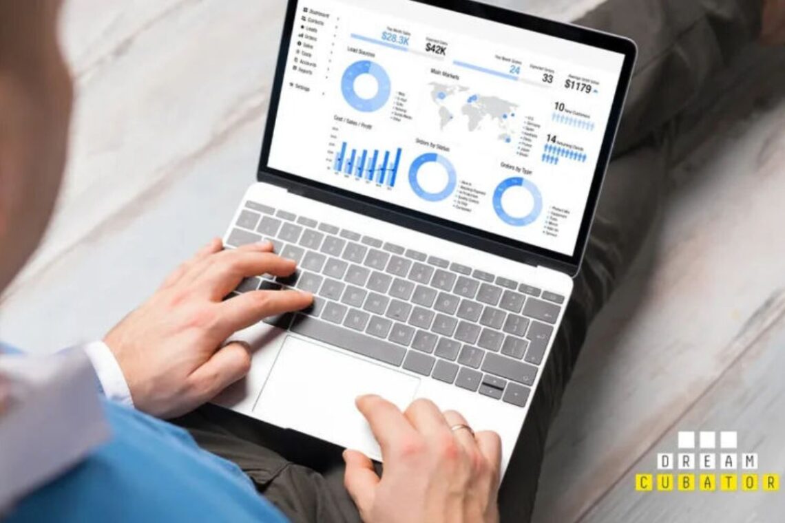 Žmogus dirbantis nešiojamu kompiuteriu