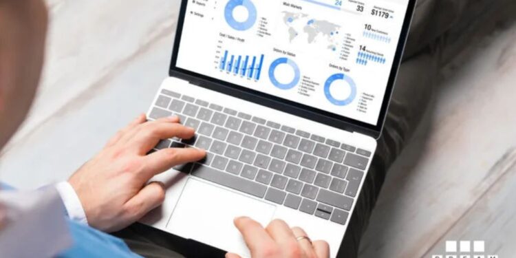 Žmogus dirbantis nešiojamu kompiuteriu