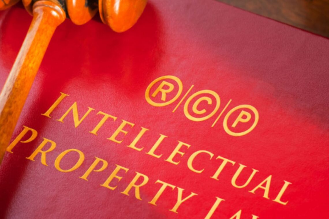 Intelektualinė nuosavybė - užrašas ant segtuvo
