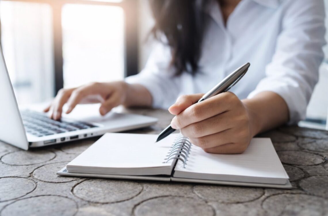 Kompiuteris ir užrašų knygutė