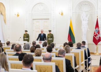 Vasario 16-ąja Prezidentūroje įteikti valstybės apdovanojimai švietimo, mokslo ir sporto sričių atstovams