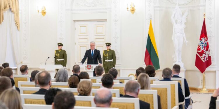 Vasario 16-ąja Prezidentūroje įteikti valstybės apdovanojimai švietimo, mokslo ir sporto sričių atstovams