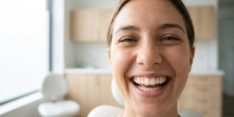 Besišypsanti mergina sveikais dantimis