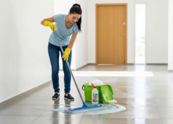 grindų plovimas namuose – švarios grindys po valymo