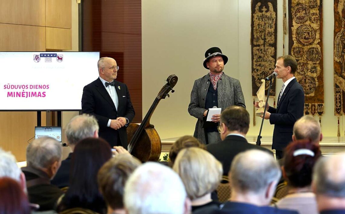 Juozui Olekui Sūduvos dienos proga įteikiamos kanklytė