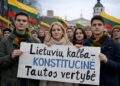 Jaunimas laiko plakatą: Lietuvių kalba – Konstitucinė vertybė